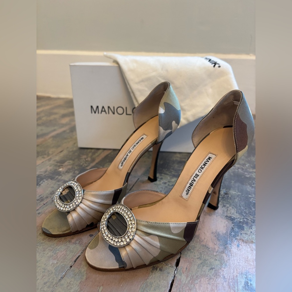 Manolo Blahnik Sedaraby D'Orsay Pumps